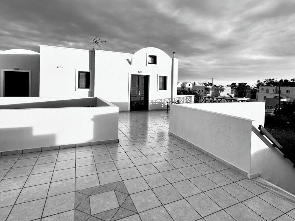 Irigeneia Hotel — Hotel building in Perissa, South Aegean