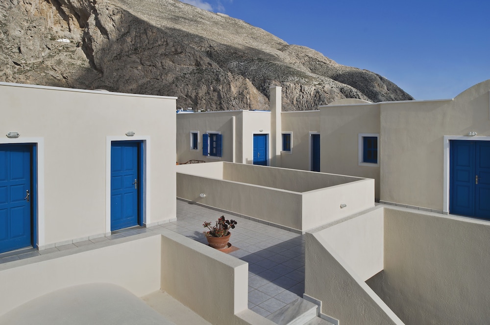 Irigeneia Hotel — Hotel building in Perissa, South Aegean