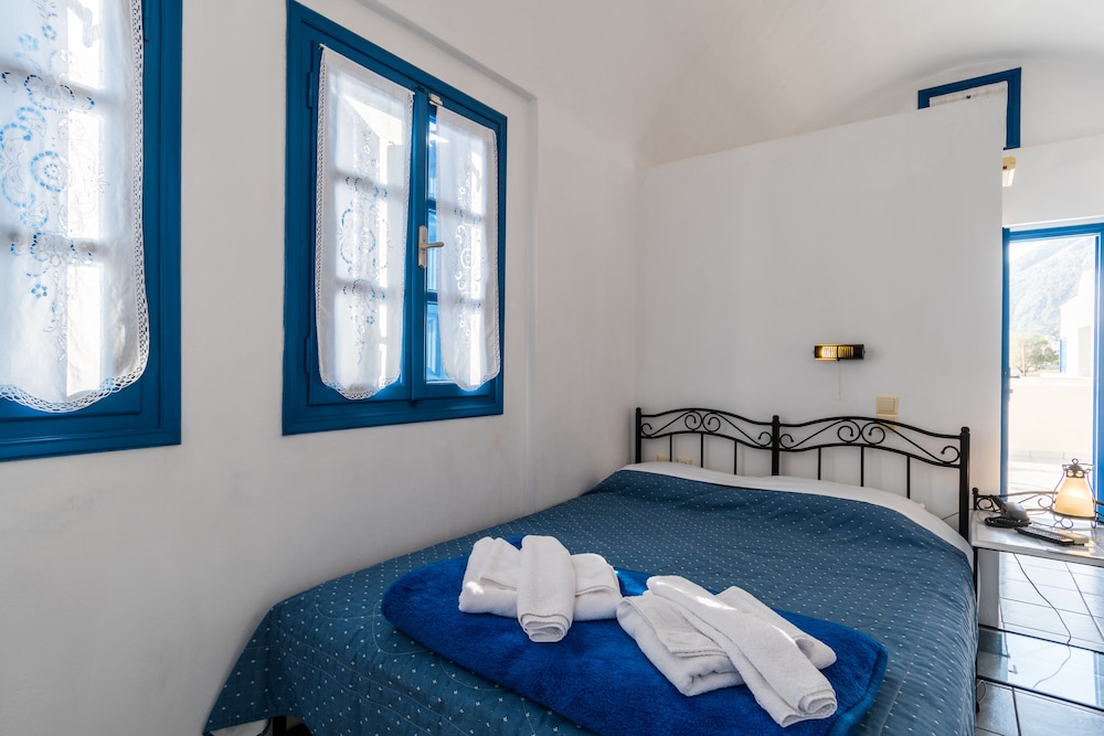 Irigeneia Hotel — Hotel rooms in Perissa, South Aegean