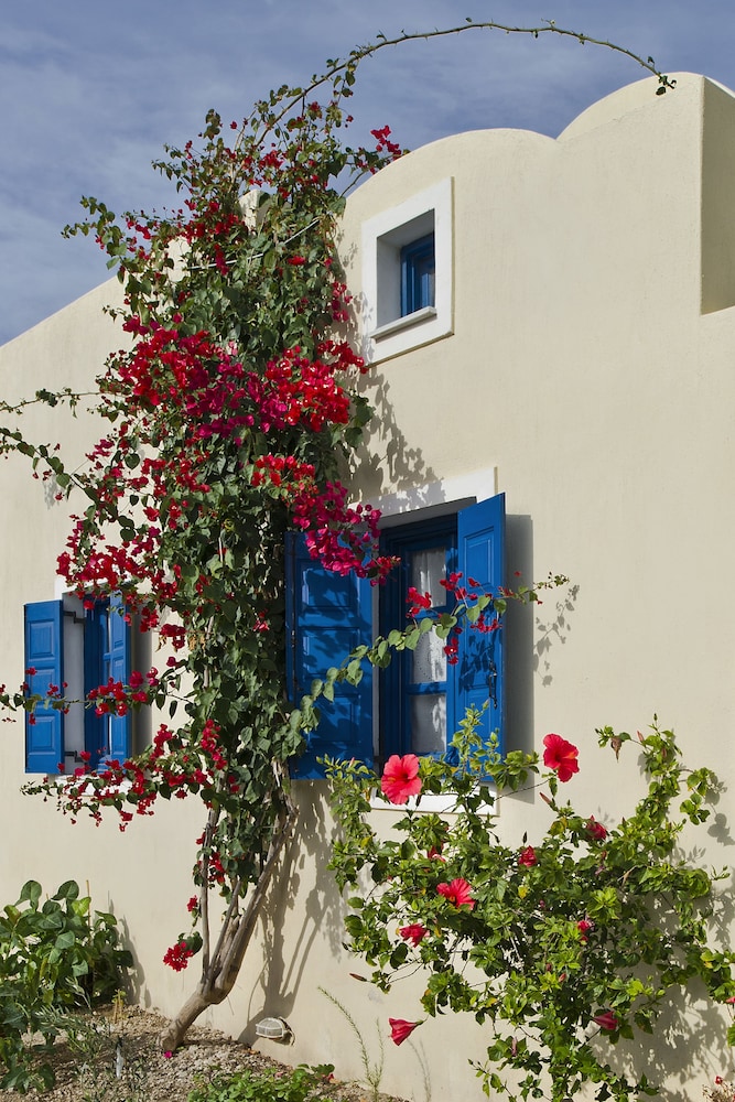 Irigeneia Hotel — Hotel building in Perissa, South Aegean
