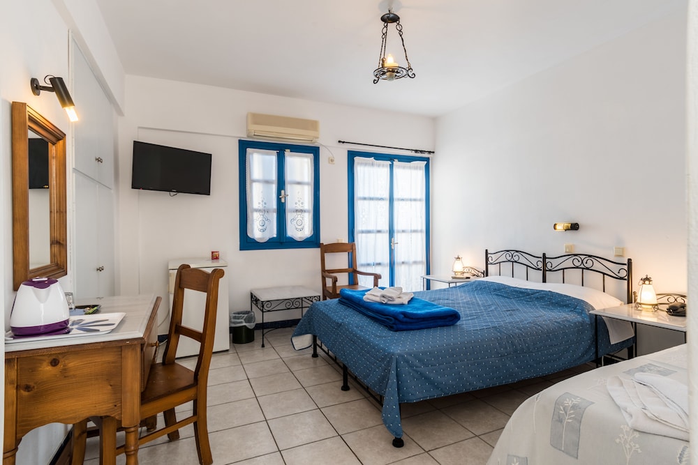 Irigeneia Hotel — Hotel rooms in Perissa, South Aegean