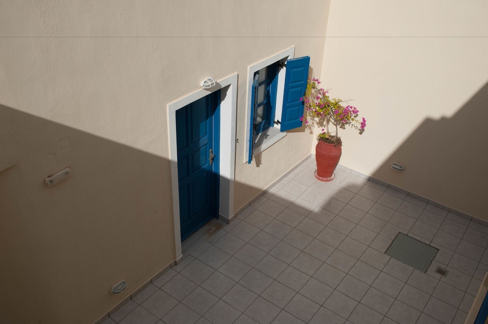 Irigeneia Hotel — Hotel building in Perissa, South Aegean