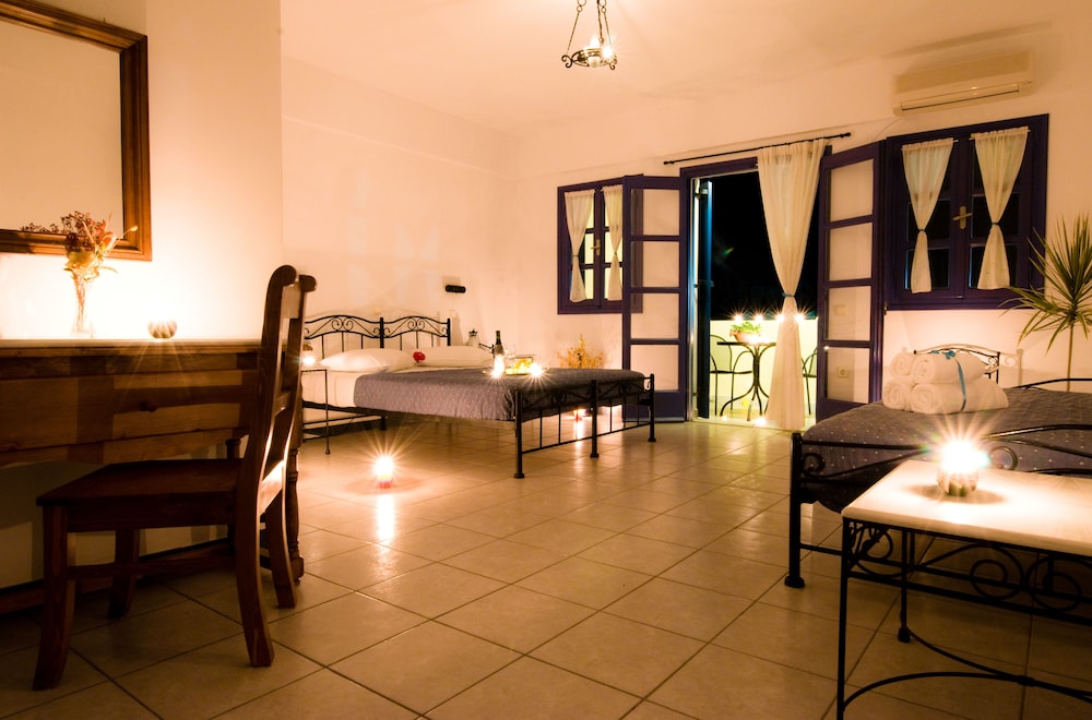 Irigeneia Hotel — Hotel rooms in Perissa, South Aegean