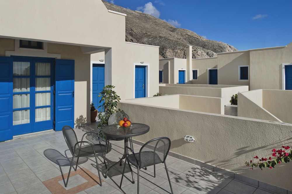 Irigeneia Hotel — Hotel building in Perissa, South Aegean