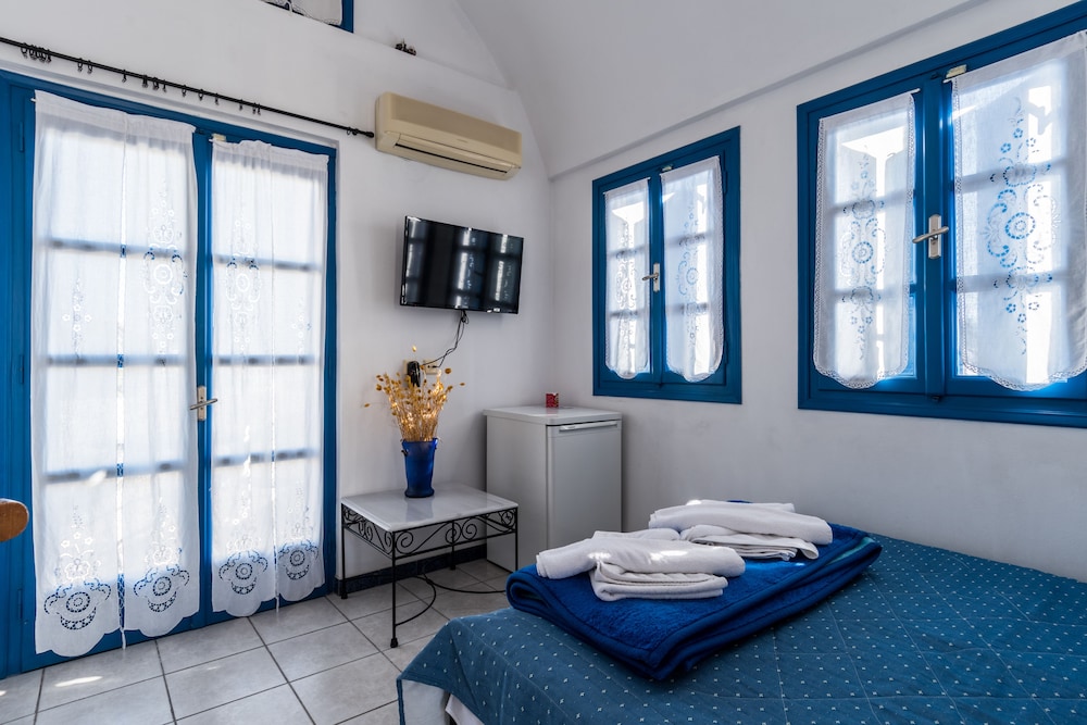 Irigeneia Hotel — Hotel rooms in Perissa, South Aegean