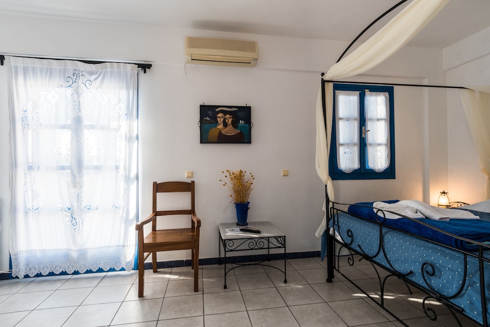 Irigeneia Hotel — Hotel rooms in Perissa, South Aegean
