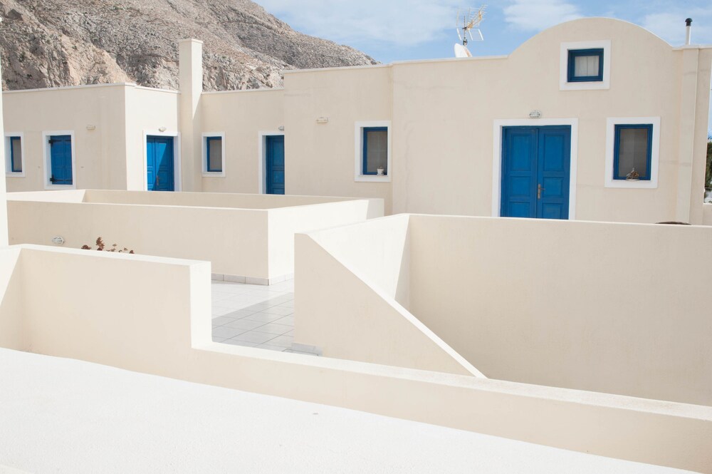 Irigeneia Hotel — Hotel building in Perissa, South Aegean