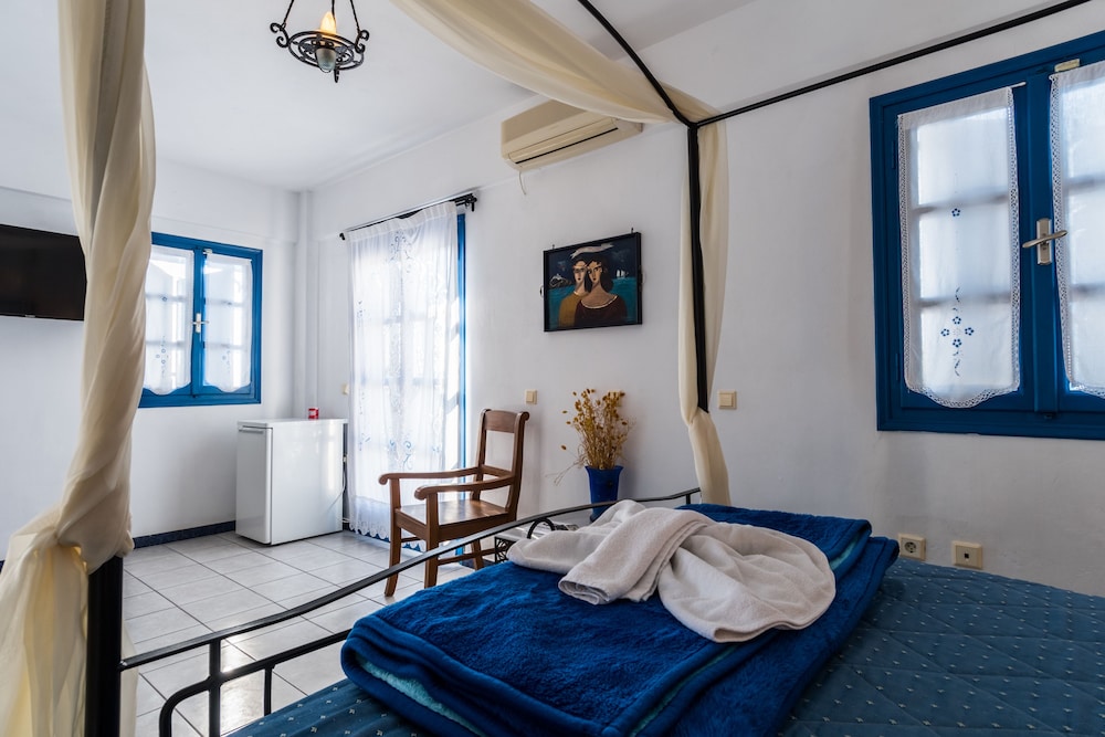 Irigeneia Hotel — Hotel rooms in Perissa, South Aegean