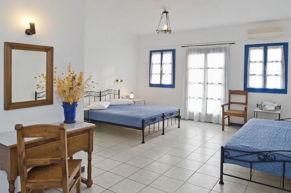 Irigeneia Hotel — Hotel rooms in Perissa, South Aegean