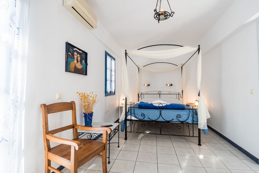 Irigeneia Hotel — Hotel rooms in Perissa, South Aegean