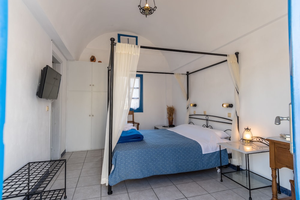 Irigeneia Hotel — Hotel rooms in Perissa, South Aegean