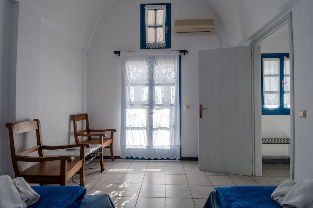 Irigeneia Hotel — Hotel rooms in Perissa, South Aegean
