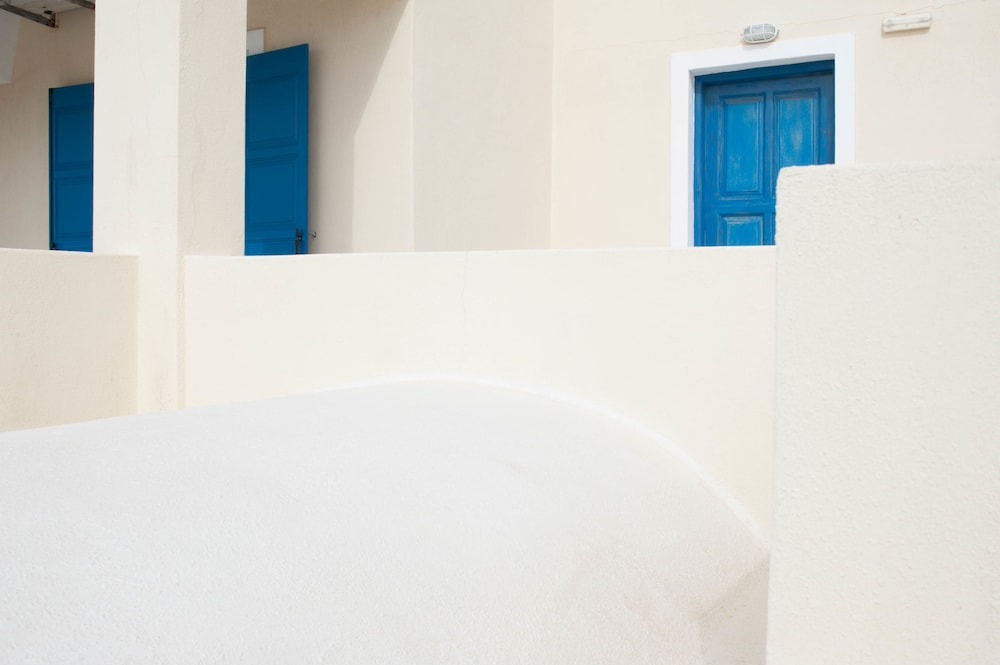 Irigeneia Hotel — Hotel building in Perissa, South Aegean