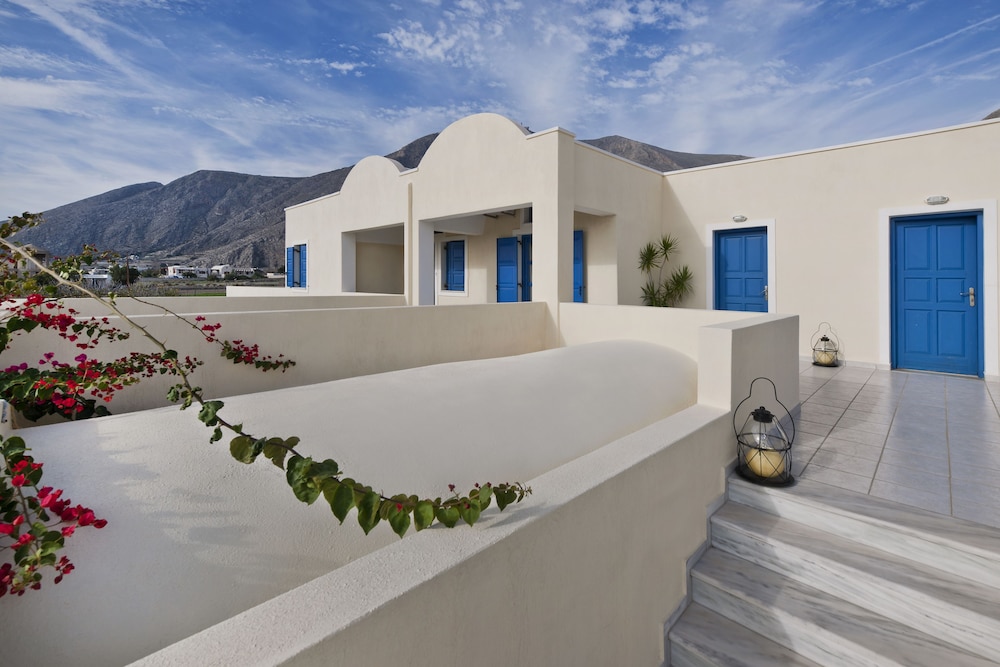 Irigeneia Hotel — Hotel building in Perissa, South Aegean
