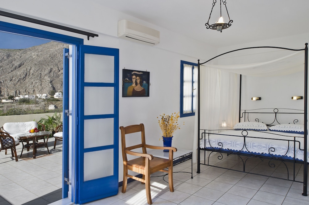 Irigeneia Hotel — Hotel rooms in Perissa, South Aegean