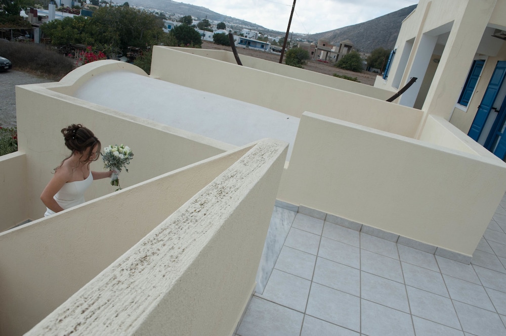 Irigeneia Hotel — Hotel building in Perissa, South Aegean