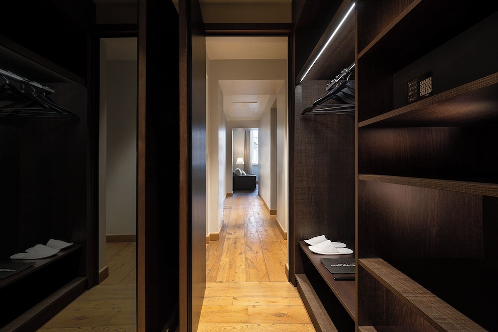 Palazzo Scanderbeg — Hotel rooms in Rome, Lazio