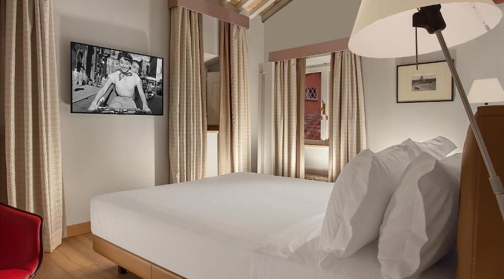 Palazzo Scanderbeg — Hotel rooms in Rome, Lazio