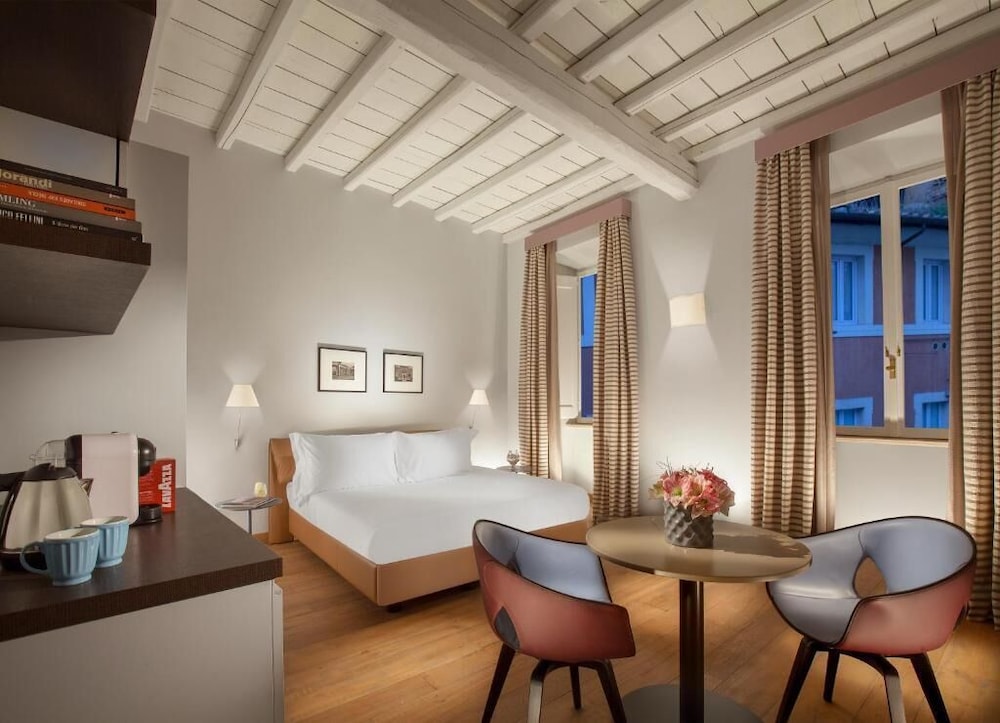 Palazzo Scanderbeg — Hotel rooms in Rome, Lazio