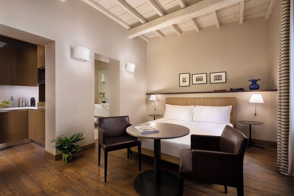 Palazzo Scanderbeg — Hotel rooms in Rome, Lazio