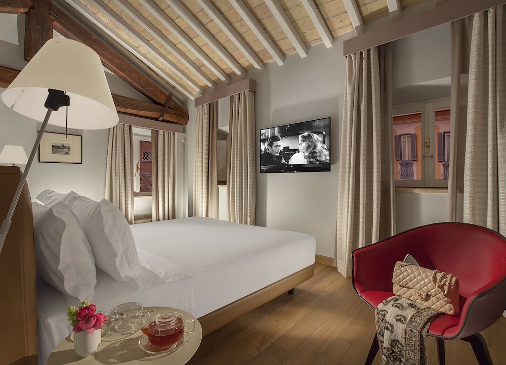 Palazzo Scanderbeg — Hotel rooms in Rome, Lazio