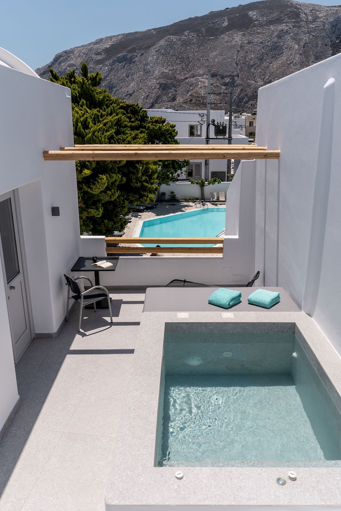 Hippocampus Hotel — Swimming pool in Kamari, South Aegean