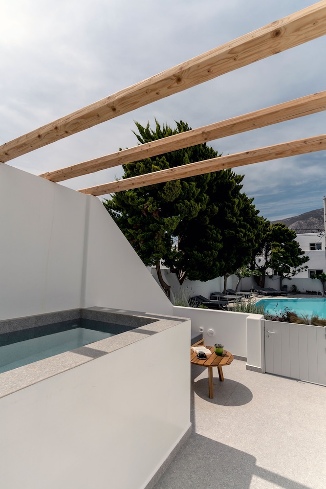 Hippocampus Hotel — Swimming pool in Kamari, South Aegean