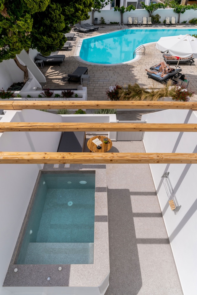 Hippocampus Hotel — Swimming pool in Kamari, South Aegean
