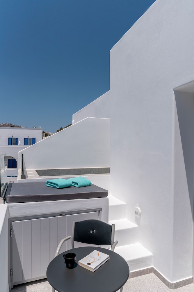 Hippocampus Hotel — Hotel building in Kamari, South Aegean
