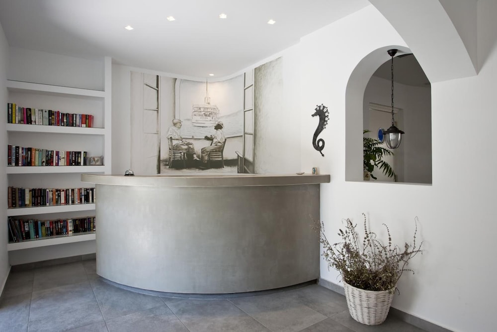 Hippocampus Hotel — Hotel building in Kamari, South Aegean