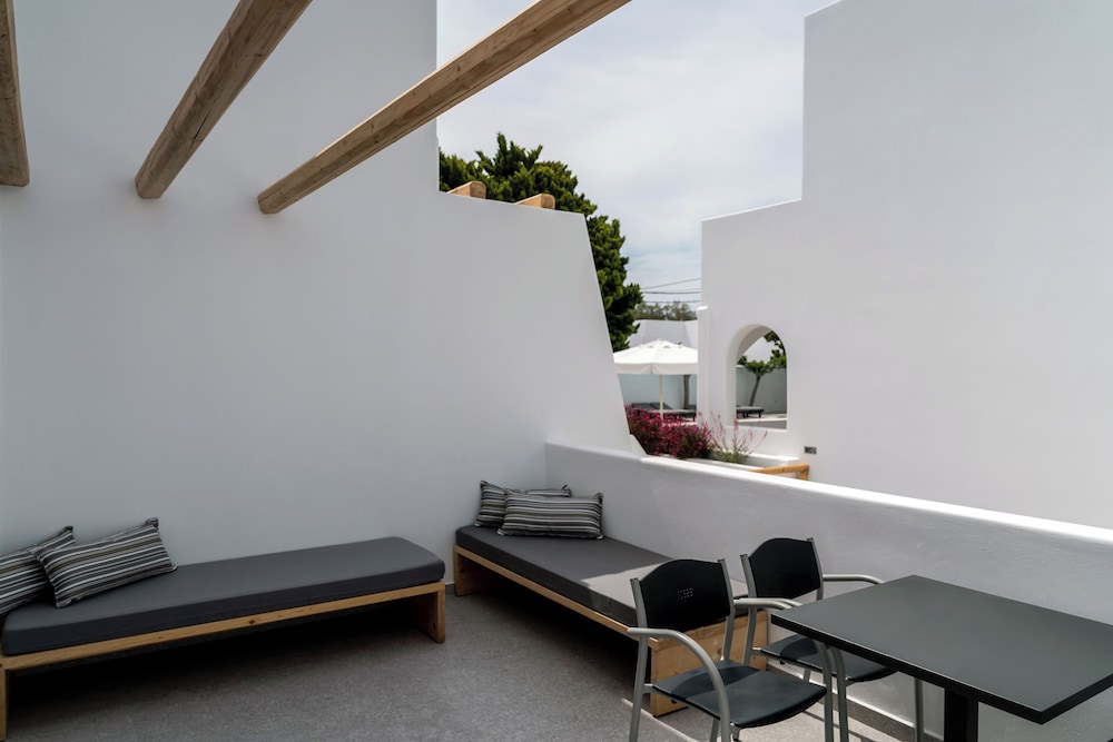 Hippocampus Hotel — Hotel building in Kamari, South Aegean