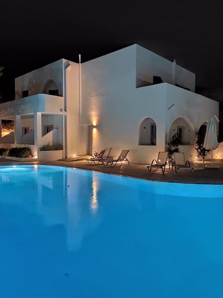 Hippocampus Hotel — Swimming pool in Kamari, South Aegean
