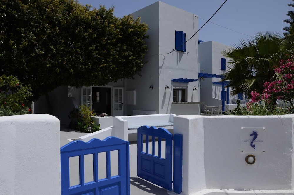 Hippocampus Hotel — Hotel building in Kamari, South Aegean