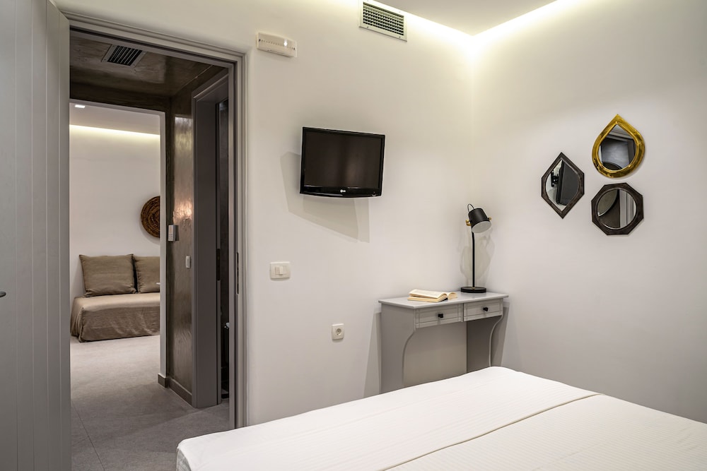 Hippocampus Hotel — Hotel rooms in Kamari, South Aegean