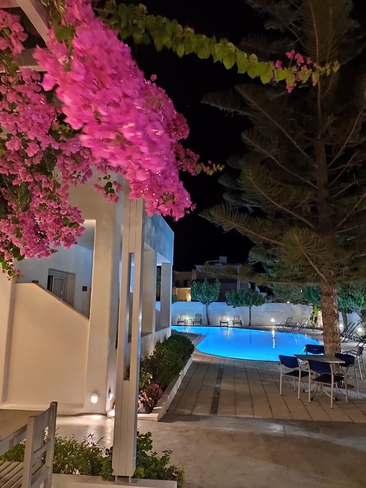 Hippocampus Hotel — Swimming pool in Kamari, South Aegean