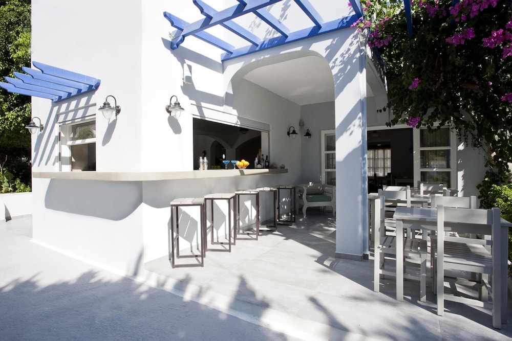 Hippocampus Hotel — Restaurant & bars in Kamari, South Aegean