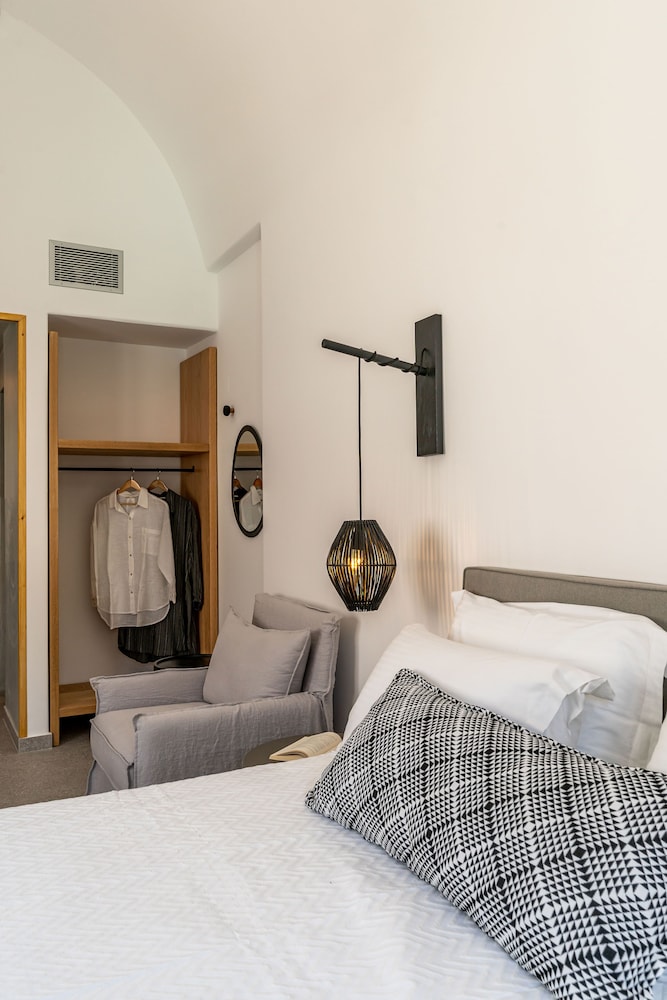 Hippocampus Hotel — Hotel rooms in Kamari, South Aegean