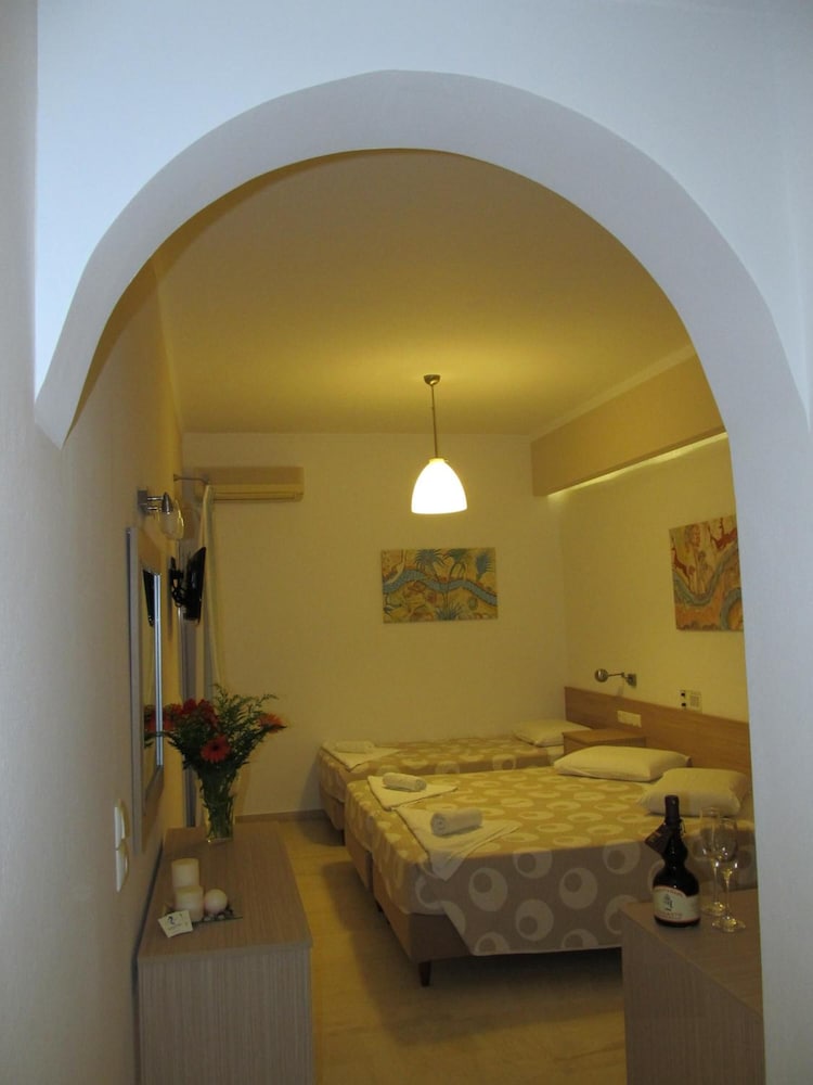 Hippocampus Hotel — Hotel rooms in Kamari, South Aegean