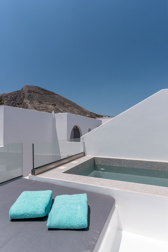 Hippocampus Hotel — Hotel building in Kamari, South Aegean