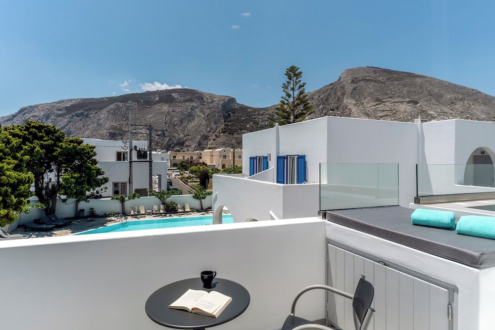 Hippocampus Hotel — Swimming pool in Kamari, South Aegean