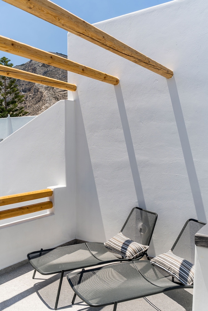 Hippocampus Hotel — Hotel building in Kamari, South Aegean