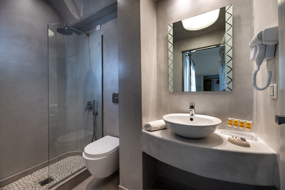 Stelios Place — Hotel rooms in Perissa, South Aegean