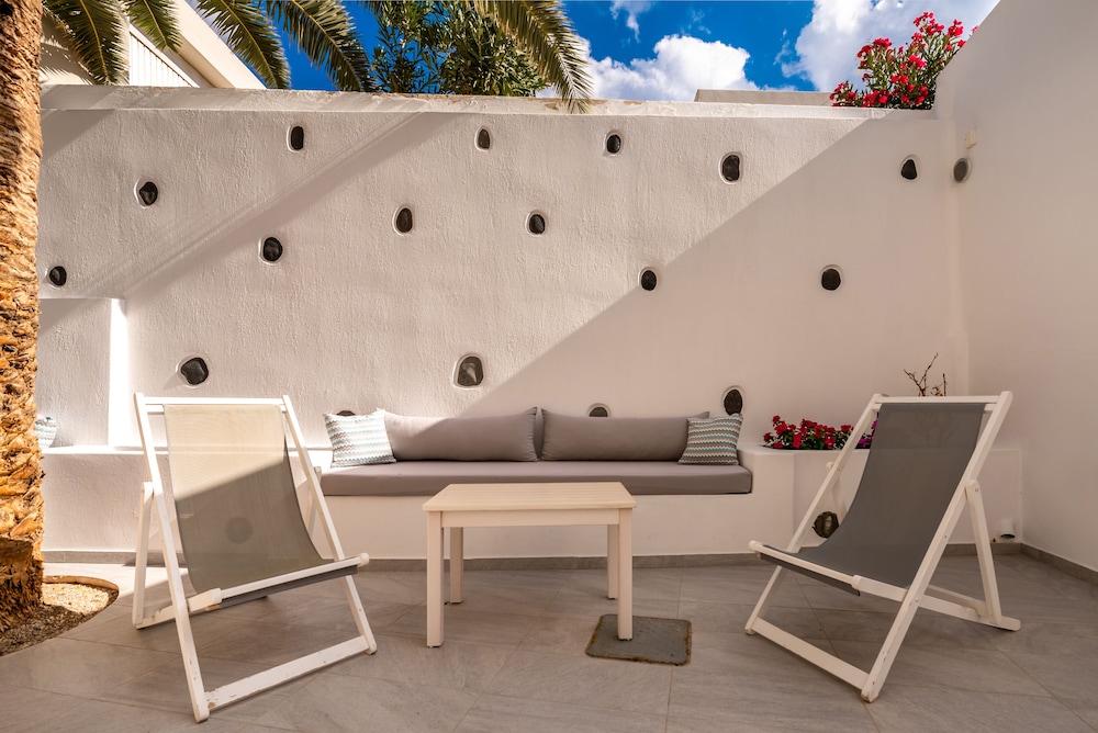 Stelios Place — Hotel building in Perissa, South Aegean