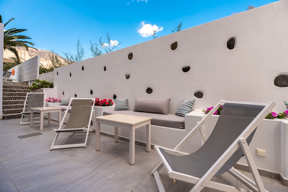Stelios Place — Hotel building in Perissa, South Aegean