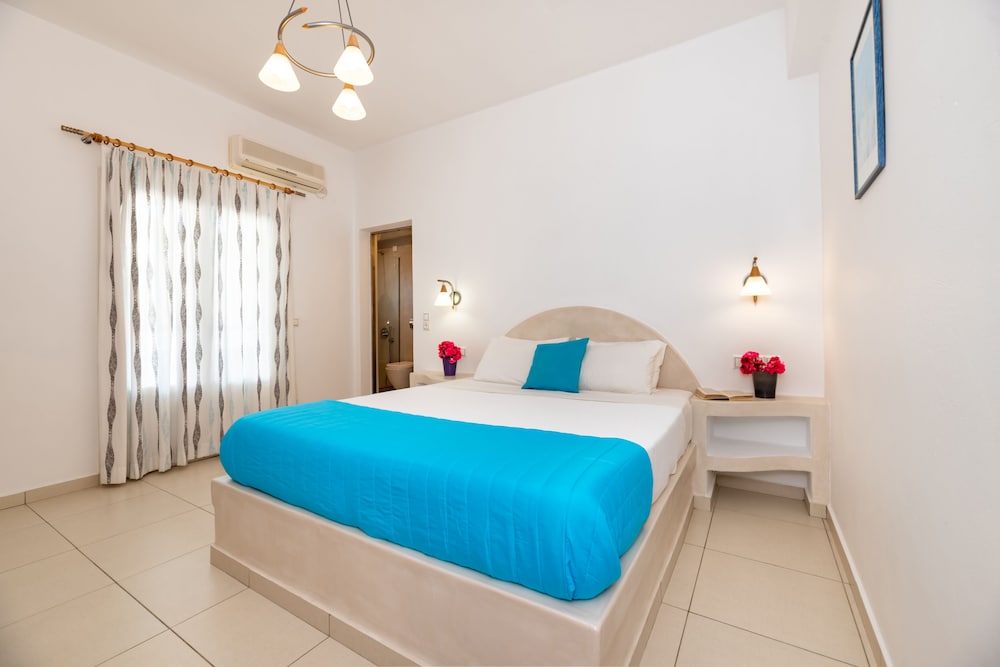 Stelios Place — Hotel rooms in Perissa, South Aegean