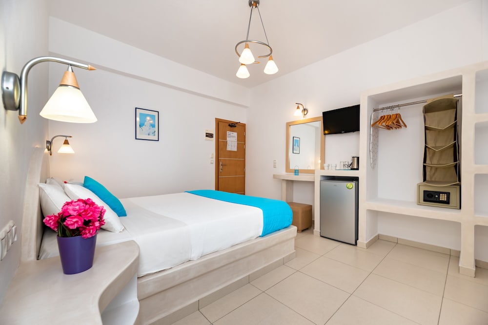 Stelios Place — Hotel rooms in Perissa, South Aegean
