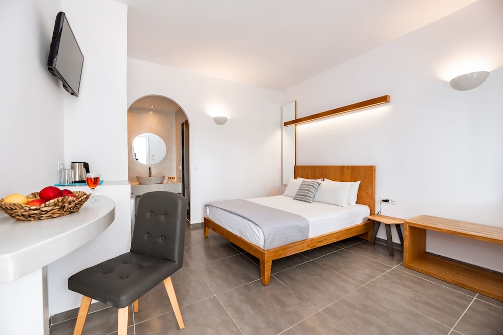 Stelios Place — Hotel rooms in Perissa, South Aegean