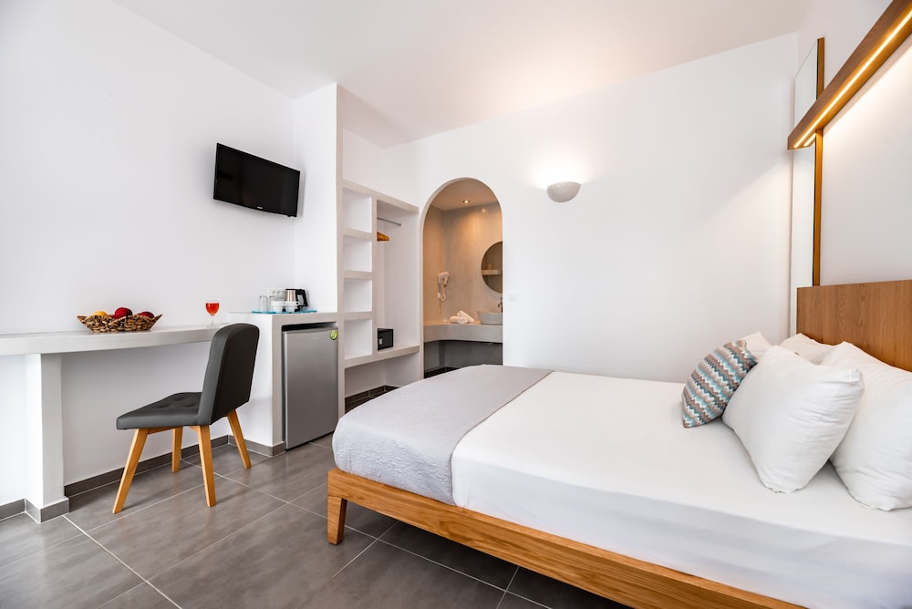 Stelios Place — Hotel rooms in Perissa, South Aegean