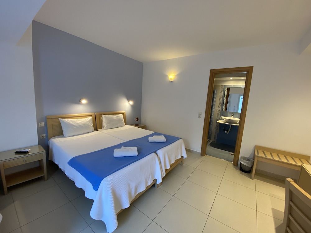 Stelios Place — Hotel rooms in Perissa, South Aegean