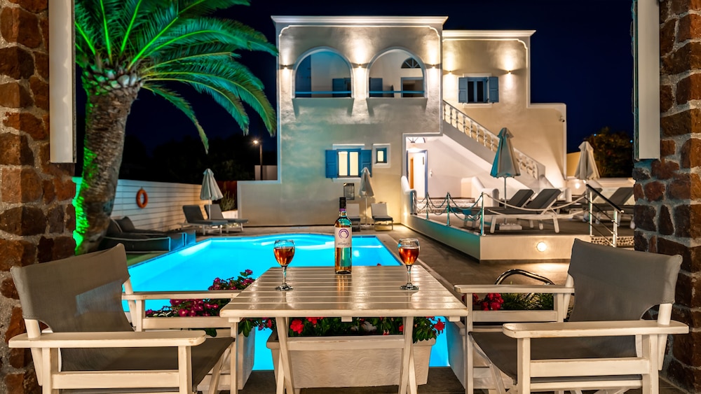 Stelios Place — Swimming pool in Perissa, South Aegean